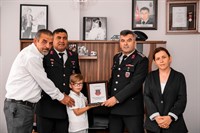 Lojmana İsmi Verilen Şehit J.Uzm.Onb. Erdi DERİRER'in Ailesine Hizmet Şildinin Verilmesi (Altınordu) 24 Temmuz 2024